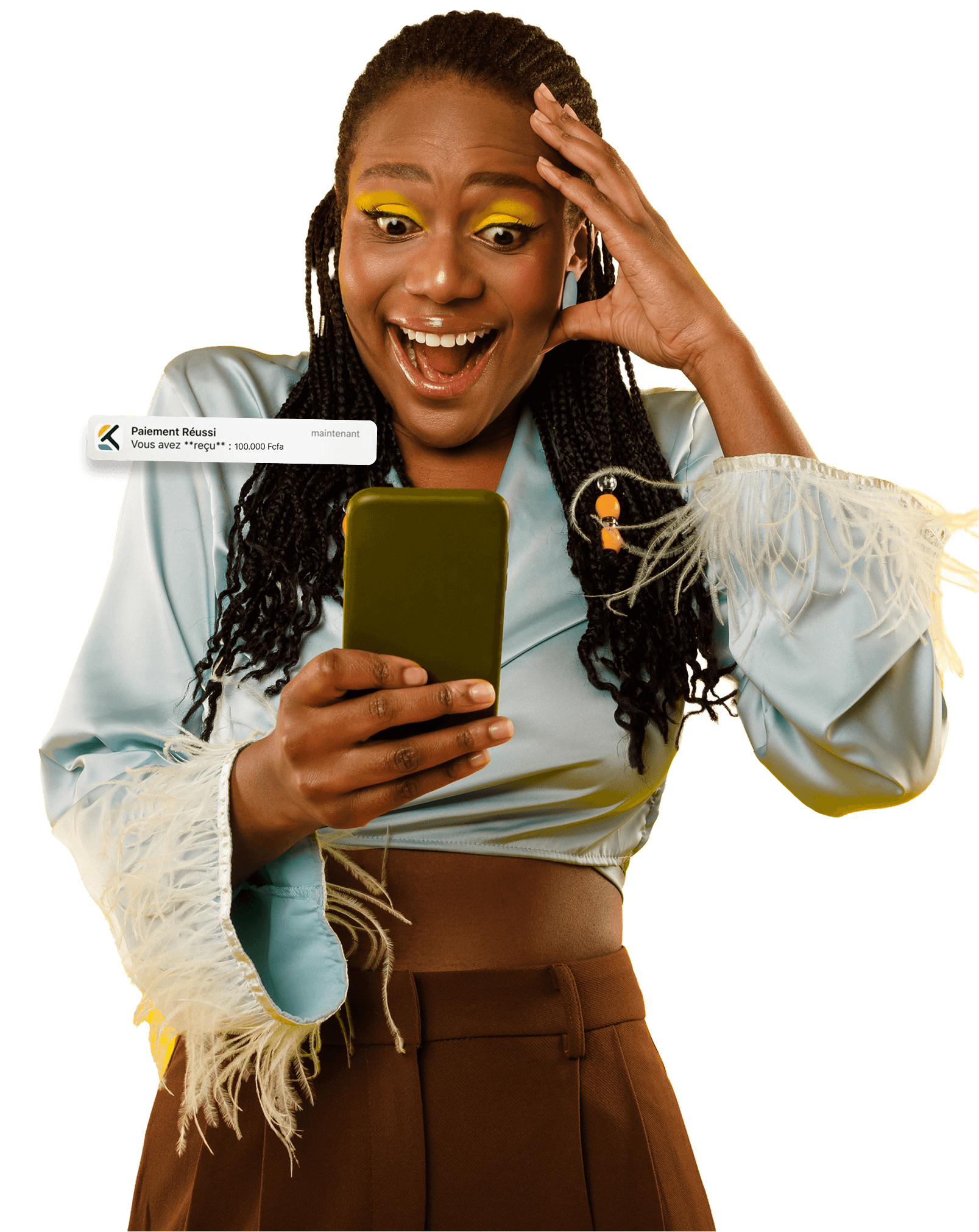 Femme tenant un téléphone avec notification de paiement